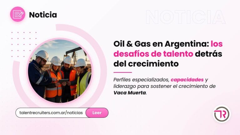 Equipo de profesionales de Oil & Gas revisando una tablet junto a pozos de petróleo