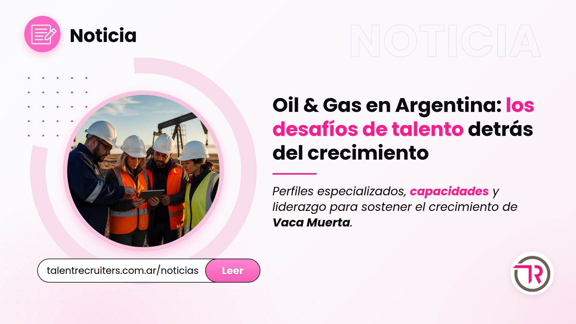 Equipo de profesionales de Oil & Gas revisando una tablet junto a pozos de petróleo